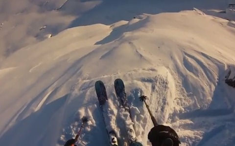 針先から滑り落ちる瞬間…ノルウェーライダーのバックカントリー動画 画像