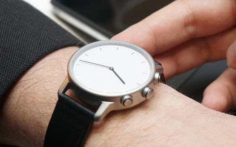 【MWC15】フランスから充電不要のスマートウォッチ「nevo solar watch」 画像