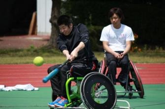 元甲子園球児を招いて車椅子ソフトボール体験練習会実施 画像