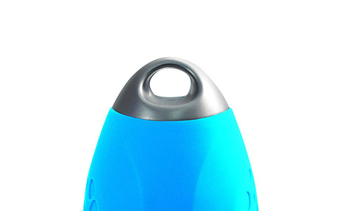 ドリンクホルダーに収まるペットボトルサイズのワイヤレス防水スピーカー 画像