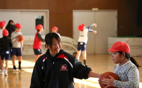 大阪エヴェッサ、「さくら・夢授業バスケットボール教室」にコーチを派遣 画像