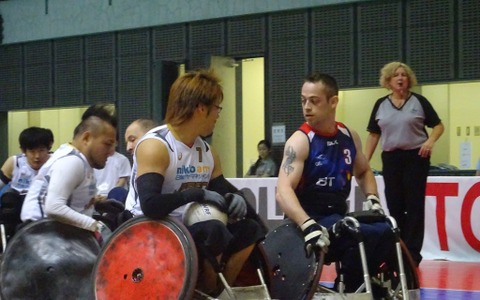 【ウィルチェアーラグビー】車いすを使い、障害の軽い選手と重い選手が役割分担するチームスポーツ 画像