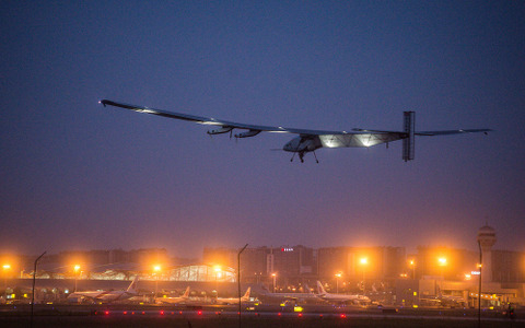 太陽光エネルギーのみで飛ぶ有人飛行機「ソーラー・インパルス2」…最長記録を達成 画像