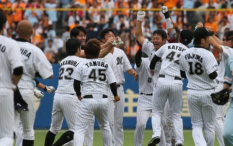 【プロ野球】ロッテ、劇的な逆転サヨナラ勝ちで巨人を3タテ！ 画像