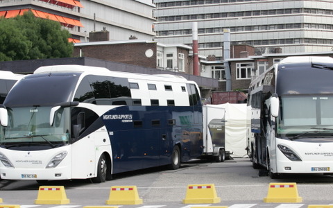 【ツール・ド・フランス15】大型バスを改造…昼夜が逆転する施工班の快適移動ホテルが登場 画像
