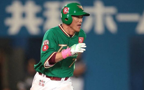 【プロ野球】楽天・松井稼、2000本安打達成「東北のファンの前で打てて嬉しい」 画像