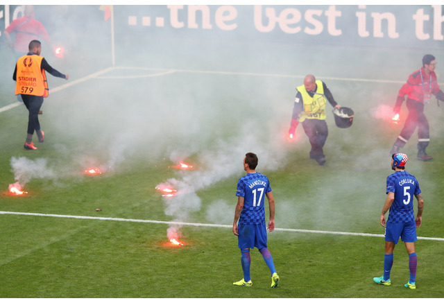 Euroでクロアチアサポーターが発煙筒 爆竹の投げ入れ 選手は失格も覚悟 Cycle やわらかスポーツ情報サイト