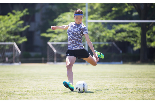 アンダーアーマー、なでしこジャパン宇津木瑠美のW杯着用スパイク展示 画像