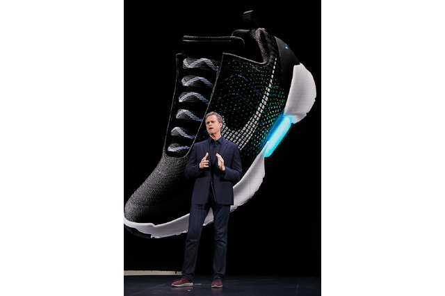 ナイキ、自動で靴ひもを結ぶ「ハイパーアダプト 1.0」発表…新しい時代へ 画像