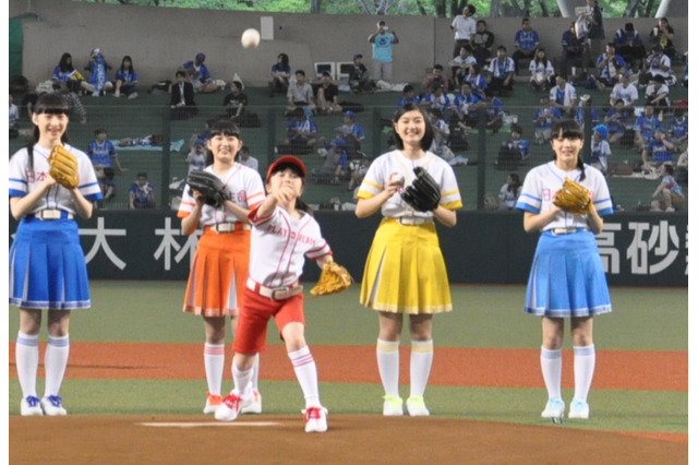 本田紗来ちゃん、プロ野球交流戦のセレモニーピッチで全力投球 画像