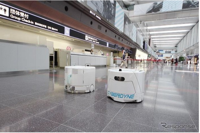 羽田空港国際線ターミナルでクリーンロボットの実証実験 画像