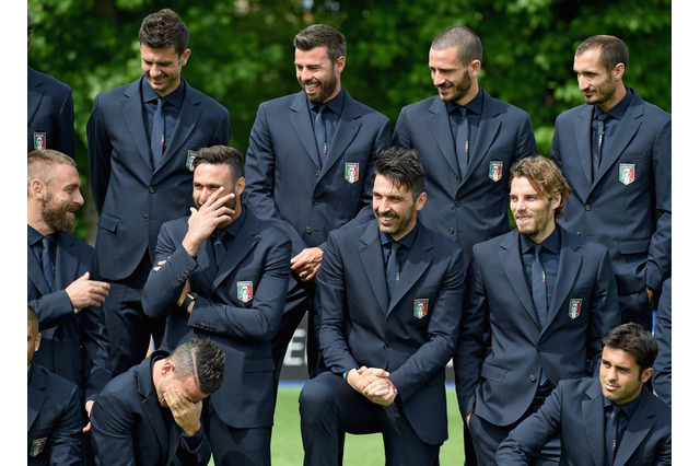 スーツを着こなしたサッカーイタリア代表選手たちの姿がシビれるほどカッコイイ 画像