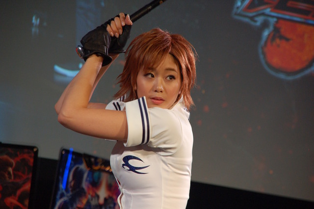 稲村亜美「鉄拳」コスプレ姿で“神スイング”を披露！ 画像