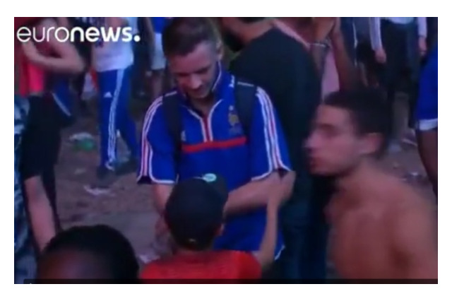EURO決勝で敗れた仏サポーターが号泣…優しく慰めたのは10歳の少年だった 画像