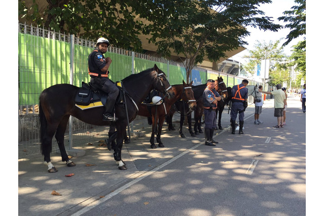 リオオリンピック開会式前のマラカナンスタジアムは警官がズラり…騎馬警官の姿も 画像