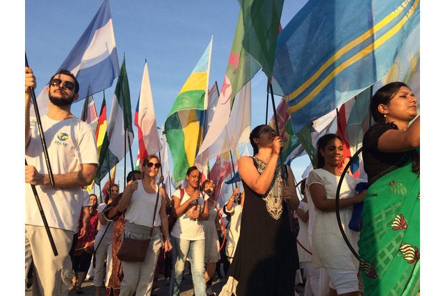 【リオ2016】世界中から応援に駆けつける観客…国旗を掲げて行進 画像
