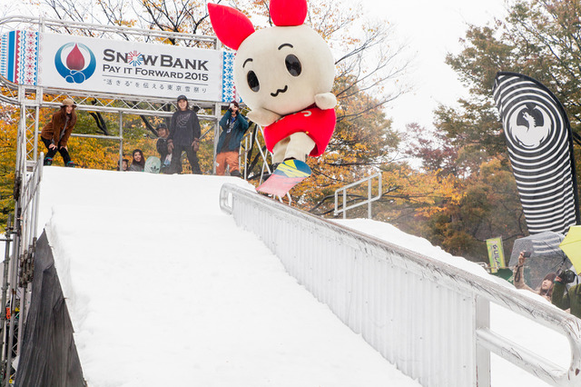 代々木公園に雪が降る…プロスノーボーダーがパフォーマンス披露「SNOW BANK PAY IT FORWARD 」 画像