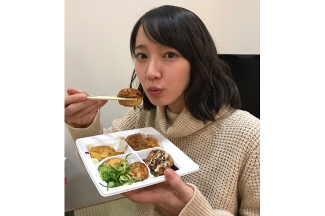 吉岡里帆、可愛すぎるたこ焼きフーフーショット公開 画像