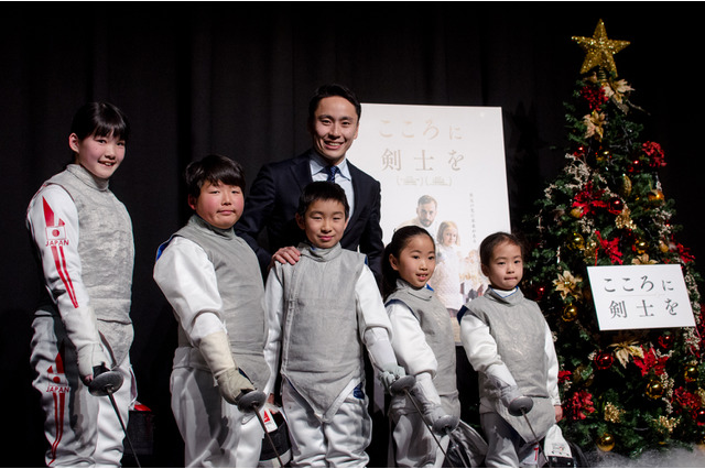 元フェンシング日本代表・太田雄貴、子どもたちとクリスマスツリー点灯式「アレ！」…『こころに剣士を』公開記念イベント 画像