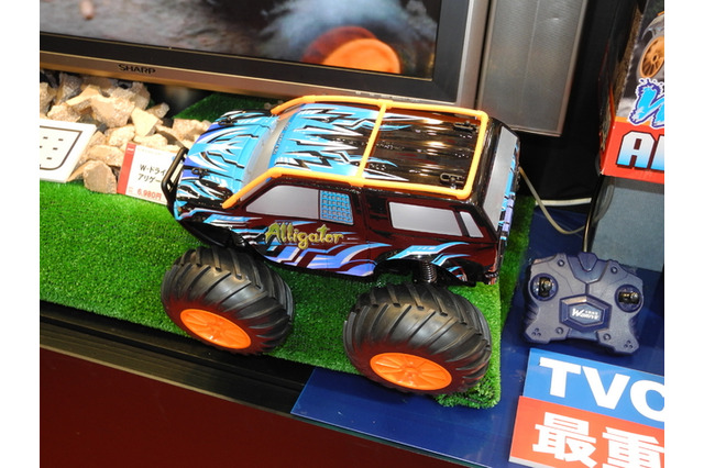【東京おもちゃショー14】水陸両用のラジコンカー、3世代が楽しめるおもちゃに 画像