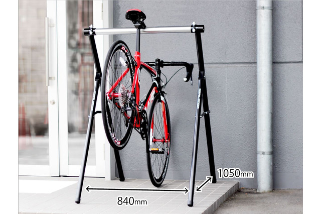 スポーツ自転車が駐輪できる! 折りたたみ式「サドル掛けスタンド」発売 画像