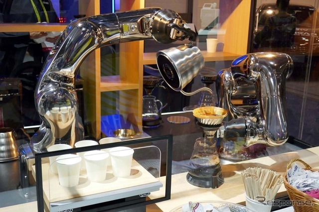 ロボットアームがバリスタの動きを再現…1000万円のコーヒーメーカー 画像