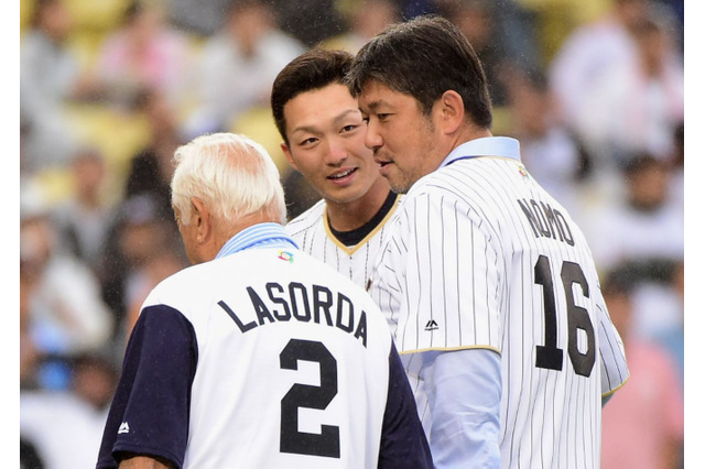 【WBC2017】野茂英雄氏が始球式も、まさかの暴投…捕手役の鈴木誠也が“神ってる”好捕 画像