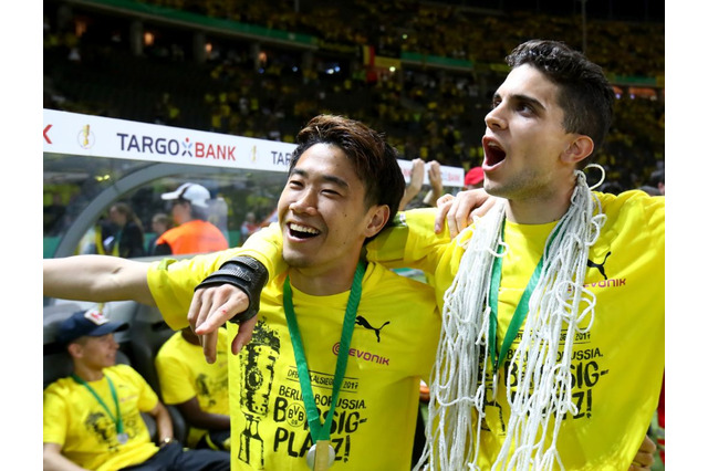香川真司、ドイツ杯優勝の喜び…ファンと一緒に「カップを高くかかげたと思ってます」 画像