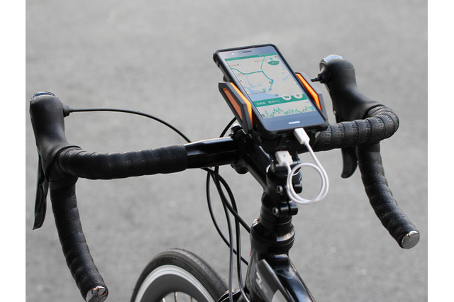 スマホを充電しながら自転車に固定できる「スマホバッテリーマウント」発売 画像