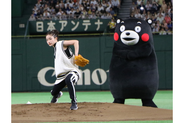 石原さとみ、今年は“サブマリン”投法を披露！ 画像