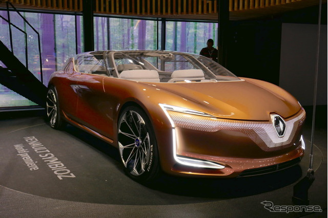 【フランクフルトモーターショー2017】ルノーが自動運転EVの シンビオズ を発表…車と住宅を統合 画像