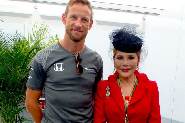 【あなたは何しに?】F1日本GP鈴鹿をデヴィ夫人がエレガントに観戦 画像
