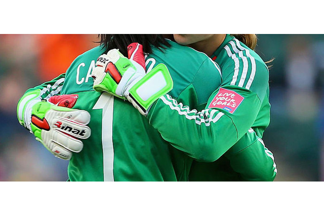 主審をハグしたGK、5試合の出場停止 画像