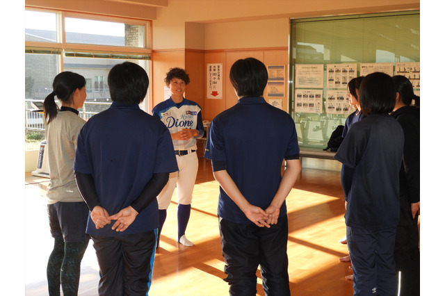 【THE INSIDE】女子プロ野球選手・里綾実の「女子野球の現状」に関する講演と野球教室 画像