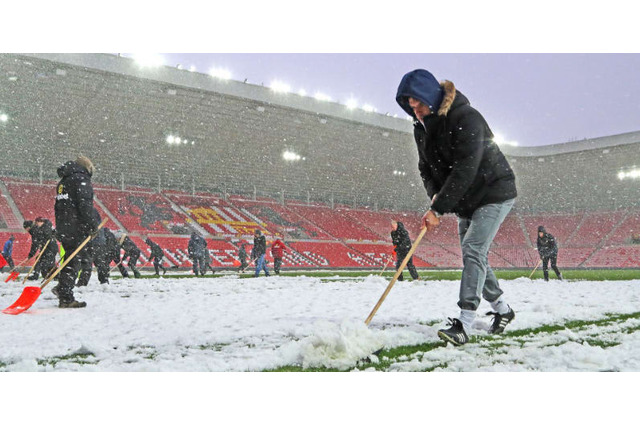 壮絶な大雪で…ホームレスのためにサッカーチームがスタジアムを開放 画像