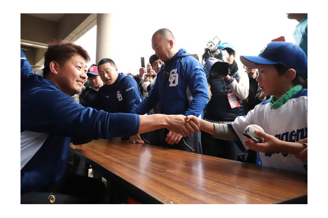 中日・松坂大輔、即席サイン会に100メートル超の列…10分延長、少年に“神対応”も 画像