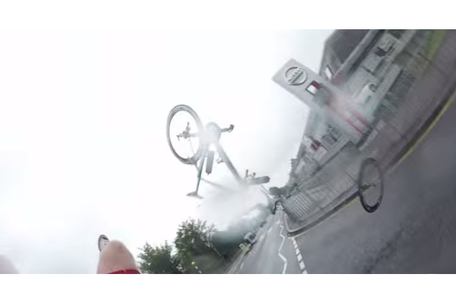 自転車が車と衝突して奇跡的な結末。カメラがとらえた決定的瞬間 画像