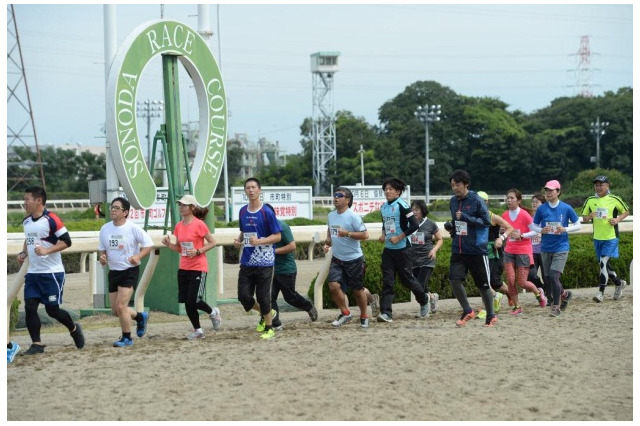 園田競馬場のダートコースを走る「ダートランinそのだけいば」12月開催 画像