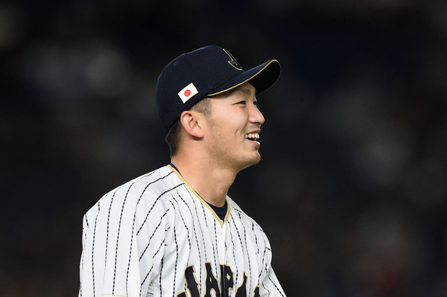 守備練習中もカメラが気になる鈴木誠也、返球後にカメラ目線で「アッハッハッハッハ」 画像