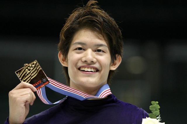 小塚崇彦が超歴史的なスケート資料を公開！約70年前の品を持っていた理由とは 画像