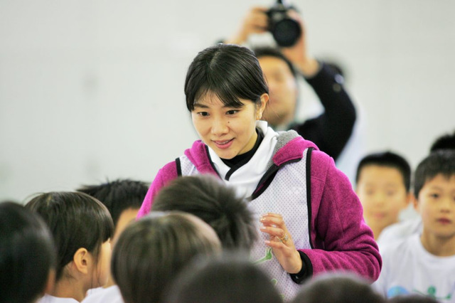 時速300kmのスマッシュにビックリ！潮田玲子が東北の子どもたちと触れ合う 画像