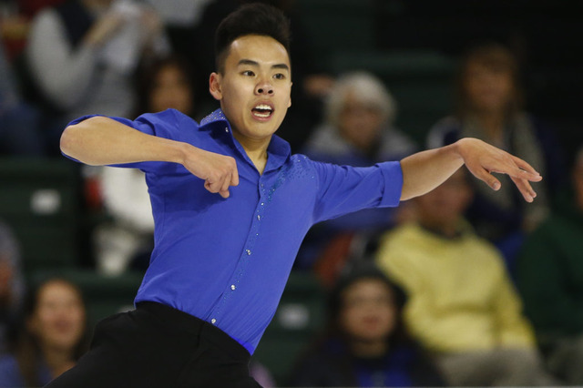 ナム・グエンがヘビに巻き付かれる…ファン心配も本人は「ハイファッション」 画像