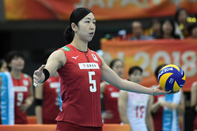 【位置が高すぎる】栗原恵と荒木絵里香がパンフレットを掲げて販売のお手伝い 画像