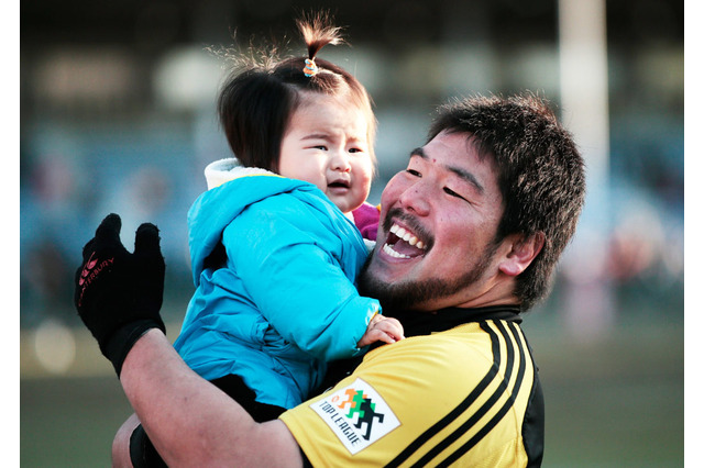 畠山健介、結婚記念日に夫婦お揃いのスニーカー　ファンからは「素敵夫婦」 画像