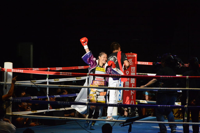 吉田実代、初の世界挑戦にして悲願のチャンピオンに　試合後の控室で言葉にした“感謝” 画像