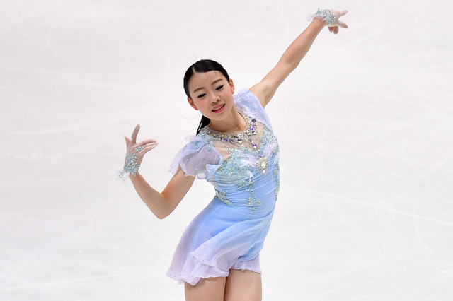 紀平梨花、スケバン姿のザキトワとのツーショットを公開 画像