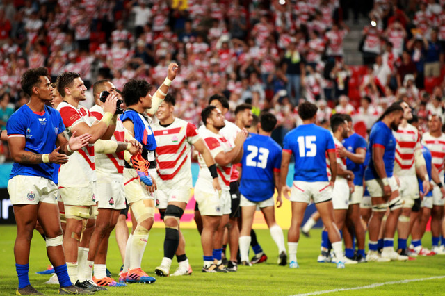 日本とサモア、死闘後に互いを称え合う「ノーサイド」　田村優とトゥシ・ピシのユニフォーム交換 画像