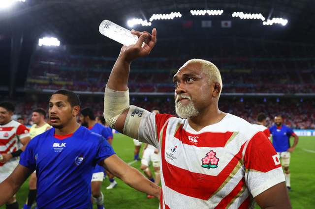 中島イシレリが長谷川慎コーチと情熱的なハグ　グラウンド上で喜びを表現 画像