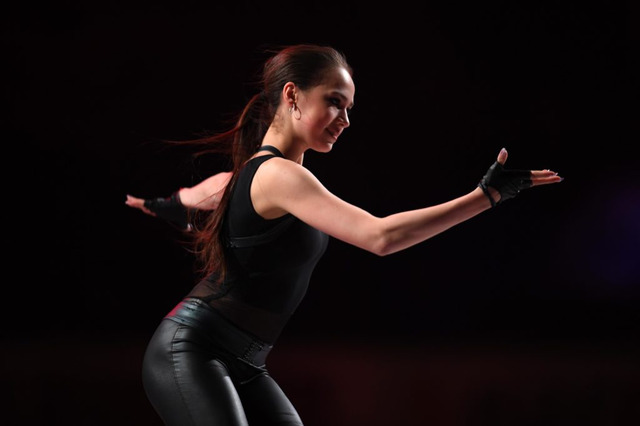 ザギトワ、ファンからもらったプレゼントを公開　リラックマや愛犬「マサル」に似たぬいぐるみも 画像