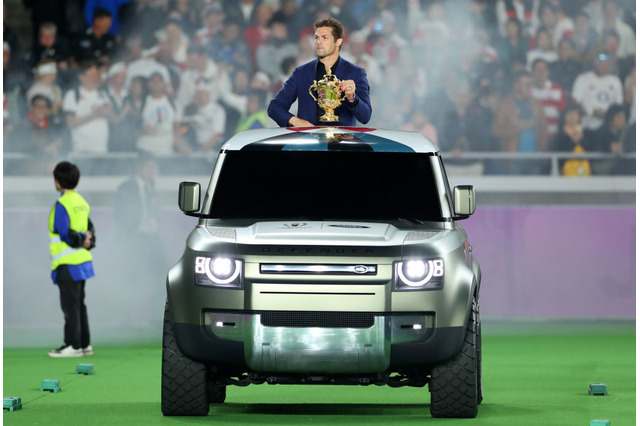 リッチー・マコウとリーチ・マイケルの共演に「オールブラックスと日本のレジェンド」　W杯トロフィー授与に登場 画像